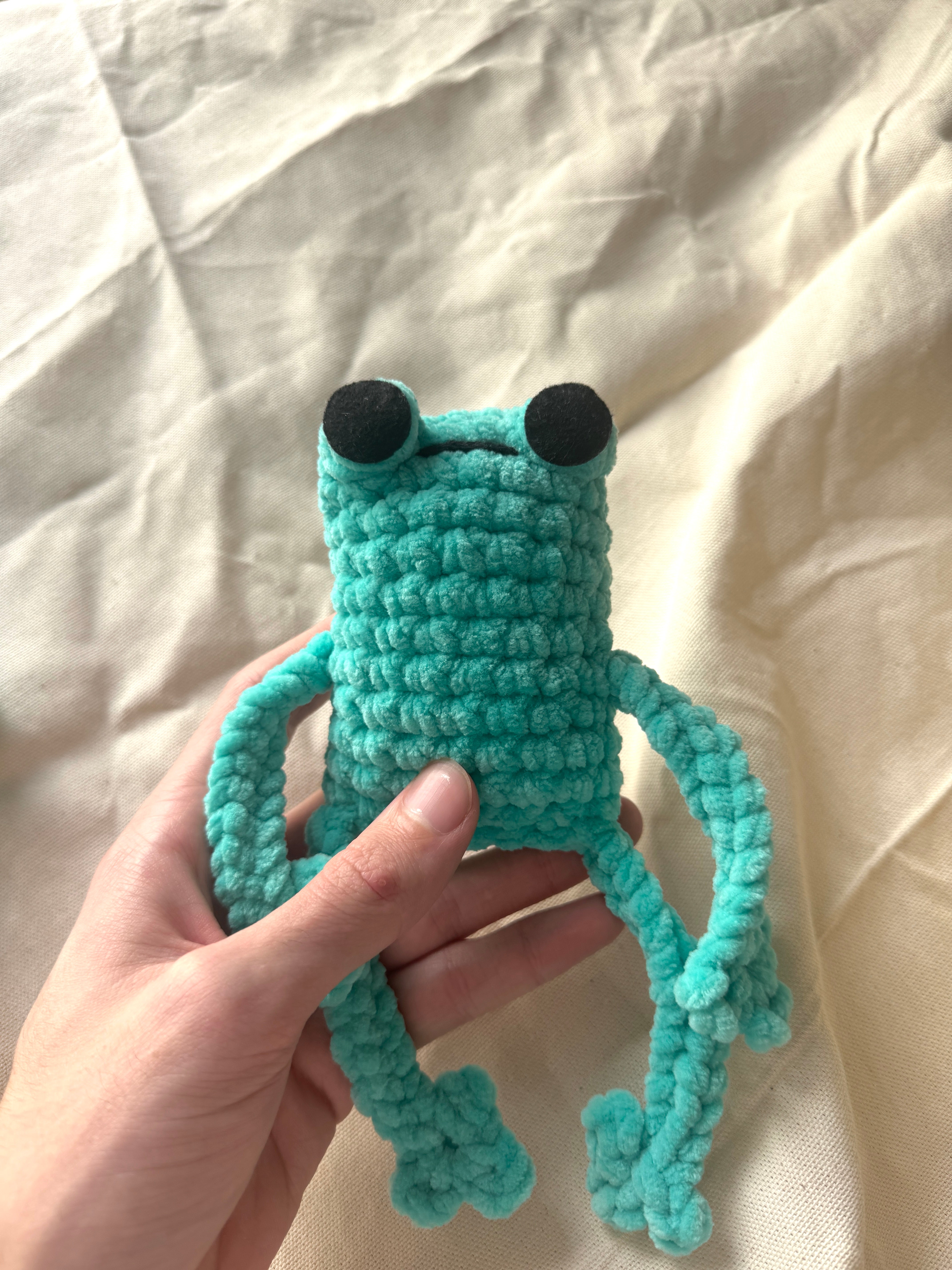 あみぐるみ「୨୧RIBBON୨୧」 Handmade jumbo leggy frog plushie – One of us is crocheting